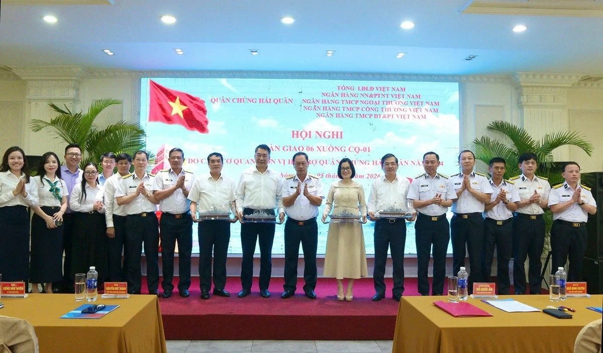 Agribank trao tặng xuồng CQ-01, đồng hành Quân chủng Hải quân thực hiện nhiệm vụ bảo vệ chủ quyền biển đảo của Tổ quốc