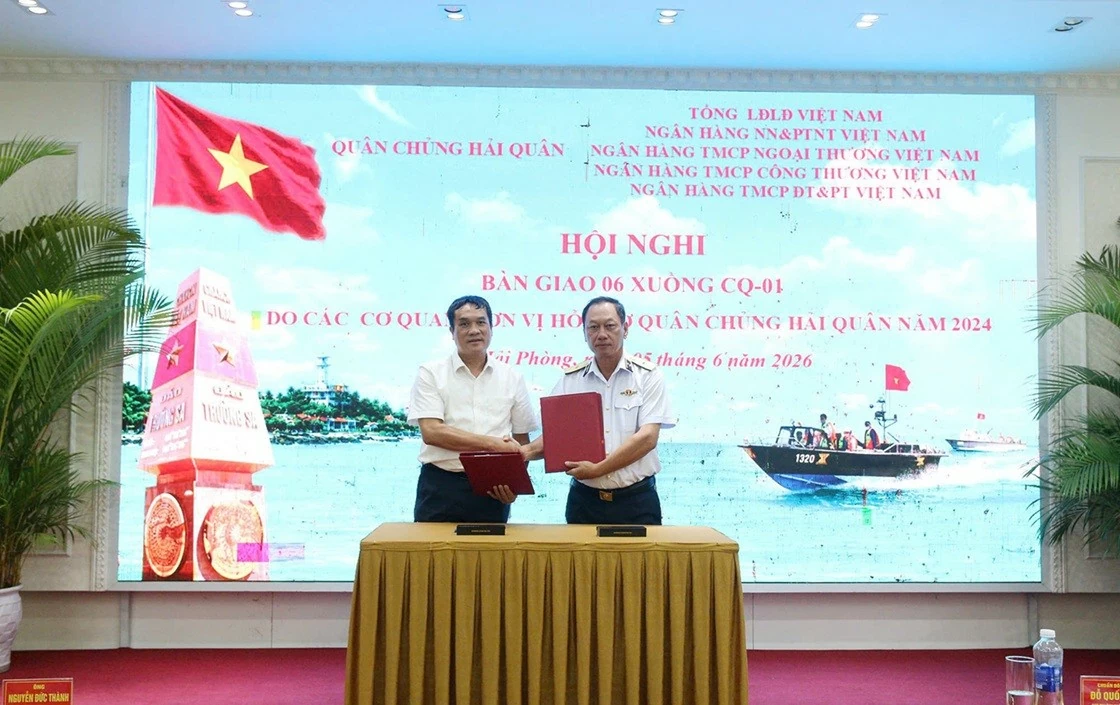 Agribank trao tặng xuồng CQ-01, đồng hành Quân chủng Hải quân thực hiện nhiệm vụ bảo vệ chủ quyền biển đảo của Tổ quốc