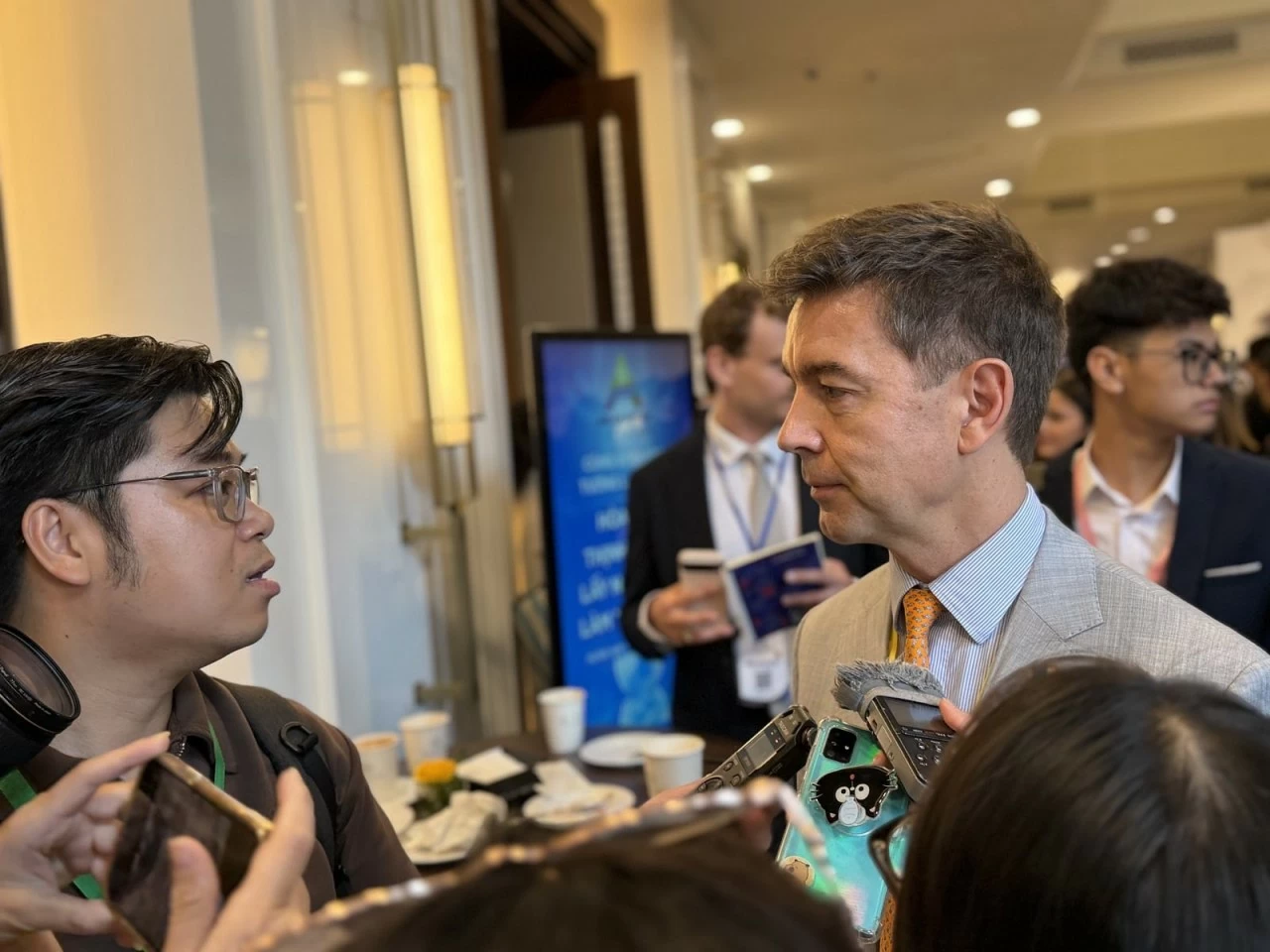 Đại sứ EU tại Việt Nam Julien Guerrier trả lời phỏng vấn với báo chí bên lề AFF 2026.