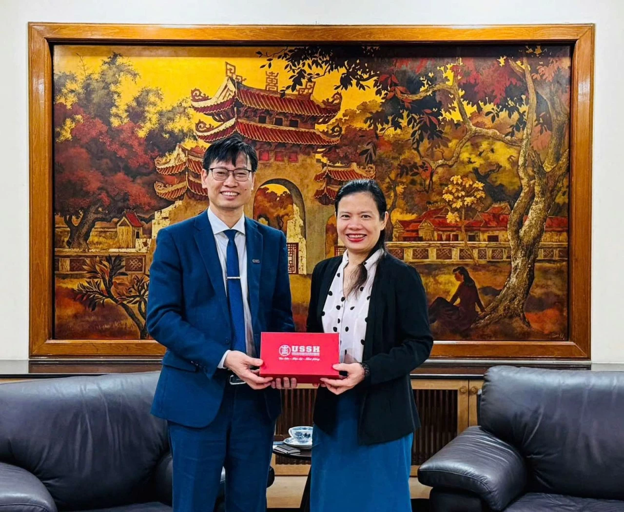 Đoàn công tác Trường Đại học Khoa học Xã hội và Nhân văn thăm và làm việc tại Đại sứ quán Việt Nam tại Thái Lan