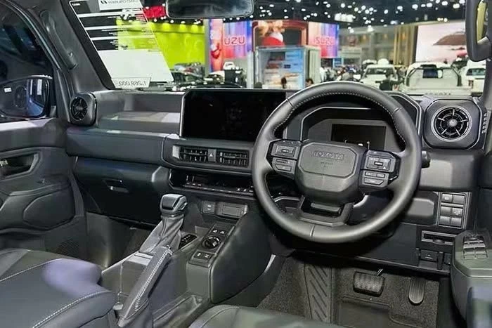 Bên trong khoang lái, Land Cruiser FJ được trang bị nhiều tiện nghi đáng chú ý. Bên trong khoang lái, Land Cruiser FJ được trang bị nhiều tiện nghi đáng chú ý.