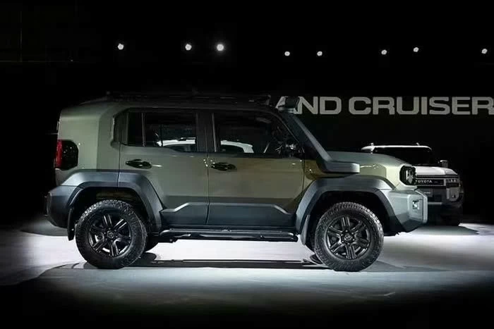Toyota Land Cruiser FJ gây ấn tượng với ngoại hình vuông vức, khỏe khoắn và mang phong cách thực dụng đặc trưng của các dòng xe off-road. Toyota Land Cruiser FJ gây ấn tượng với ngoại hình vuông vức, khỏe khoắn và mang phong cách thực dụng đặc trưng của các dòng xe off-road.