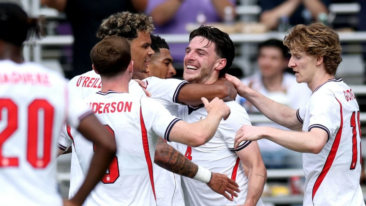 Declan Rice ăn mừng khi ghi bàn cho đội tuyển Anh trước Costa Rica