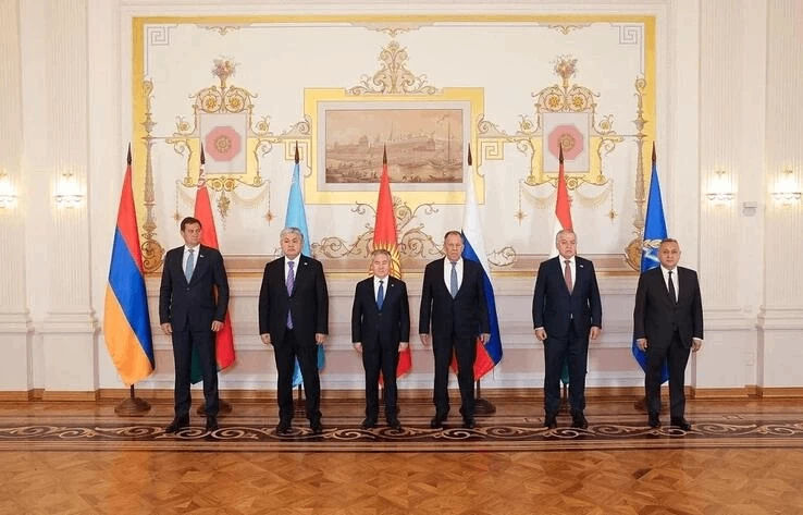 Ngoại trưởng các nước thành viên Tổ chức Hiệp ước An ninh tập thể (CSTO) tham dự cuộc họp tại Kazan, Nga, ngày 10/6. Tại đây, các bên kêu gọi hành động khẩn cấp nhằm ngăn chặn cuộc chạy đua vũ trang ngoài không gian. (Nguồn: Kazakhstan Today)