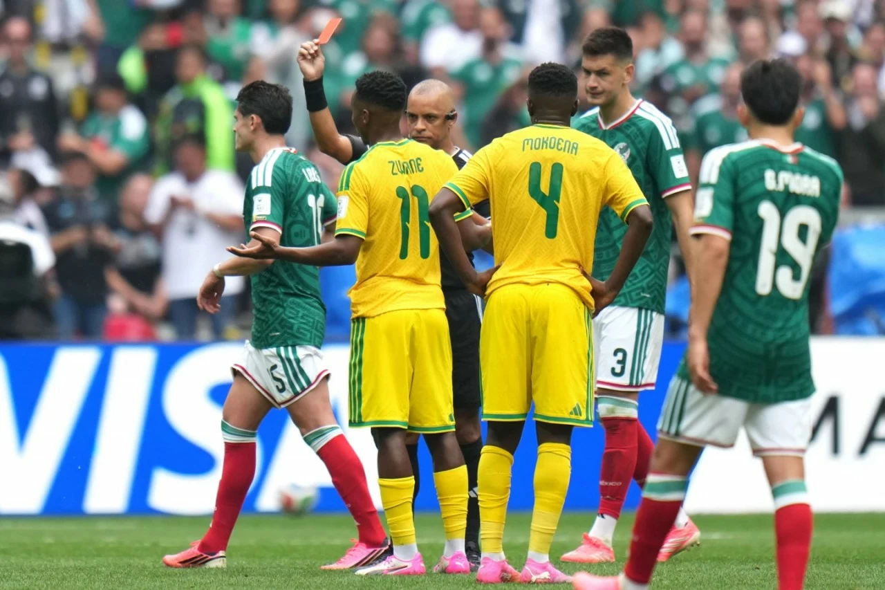 Mexico 2-0 Nam Phi: World Cup 2026 khai màn bằng cột mốc lịch sử - Mexico phá lời nguyền, Nam Phi nhận 2 thẻ đỏ Mexico 2-0 Nam Phi: World Cup 2026 khai màn bằng cột mốc lịch sử - Mexico phá lời nguyền, Nam Phi nhận 2 thẻ đỏ