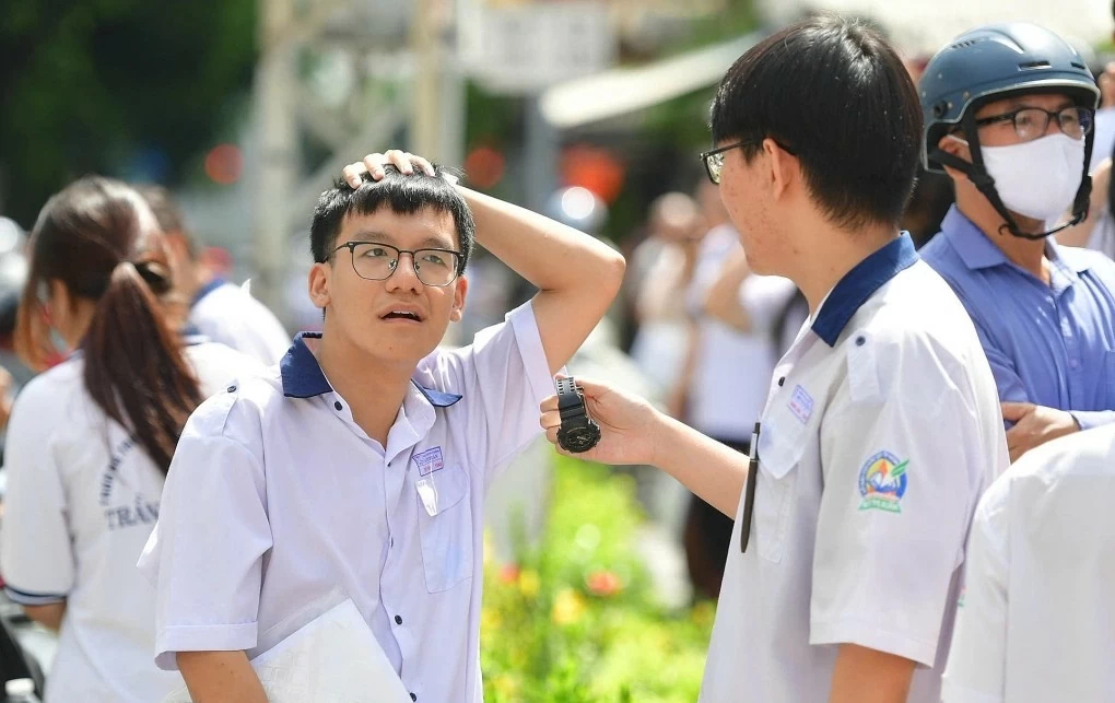 Gợi ý đáp án môn Tiếng Anh Gợi ý đáp án môn Tiếng Anh