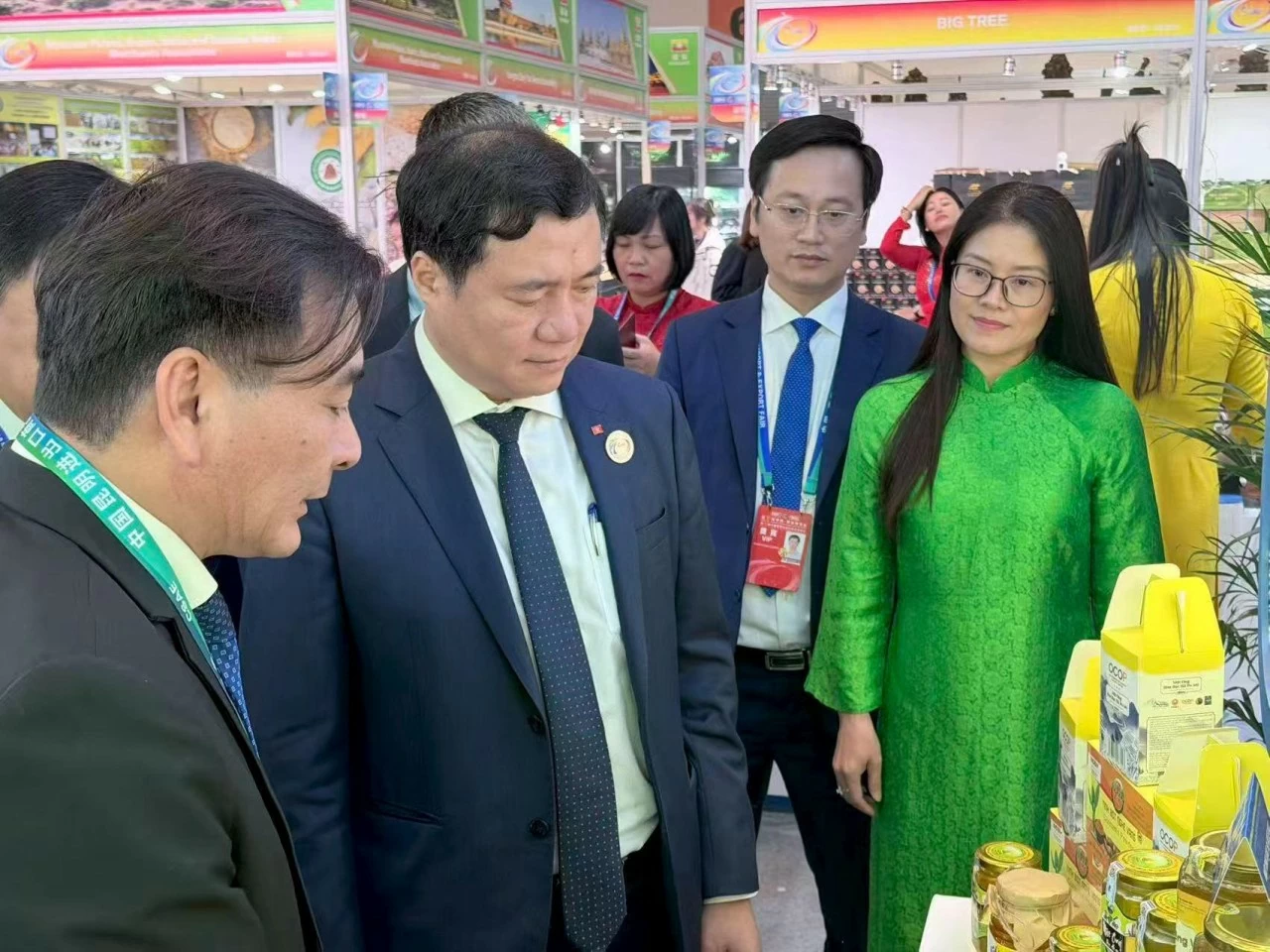 Thứ trưởng Bộ Công Thương Nguyễn Sinh Nhật Tân tham dự Hội chợ