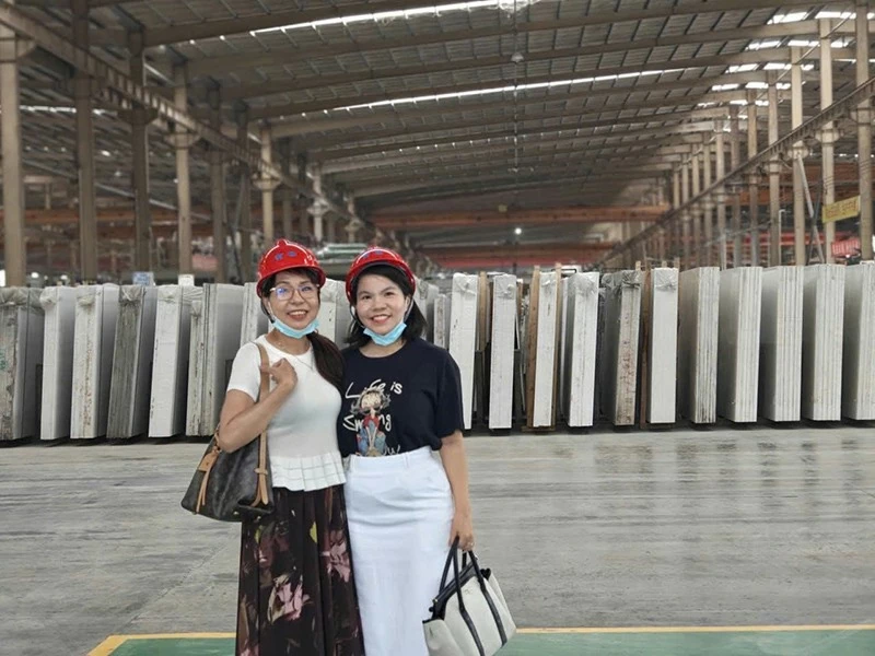 Tổng Giám đốc Đỗ Thị Thơm thăm và làm việc tại nhà máy đối tác ở Trung Quốc nhằm khảo sát năng lực sản xuất và nguồn cung. Tổng Giám đốc Đỗ Thị Thơm thăm và làm việc tại nhà máy đối tác ở Trung Quốc nhằm khảo sát năng lực sản xuất và nguồn cung.