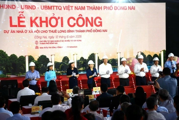 Ủy viên Trung ương Đảng, Bí thư Thành ủy, Trưởng Đoàn đại biểu Quốc hội TP Đồng Nai Vũ Hồng Văn cùng các đại biểu làm thủ tục khởi công dự án nhà ở xã hội cho thuê Long Bình. (Nguồn: Tuổi trẻ)