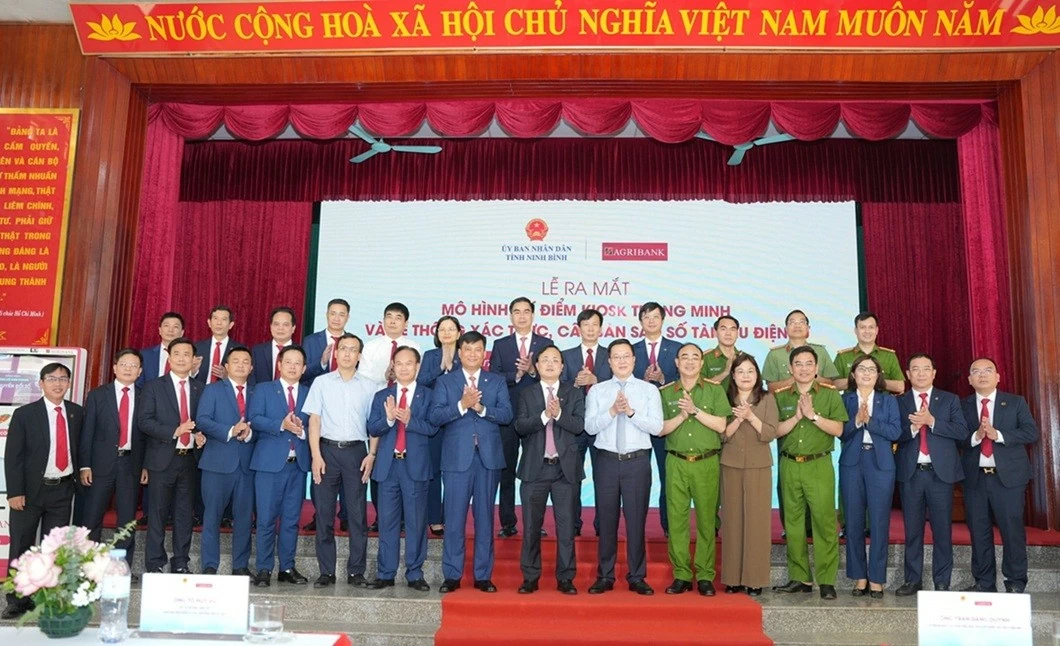 Agribank đồng hành cùng tỉnh Ninh Bình triển khai mô hình Kiosk thông minh: Cú hích chuyển đổi số hành chính công Agribank đồng hành cùng tỉnh Ninh Bình triển khai mô hình Kiosk thông minh: Cú hích chuyển đổi số hành chính công