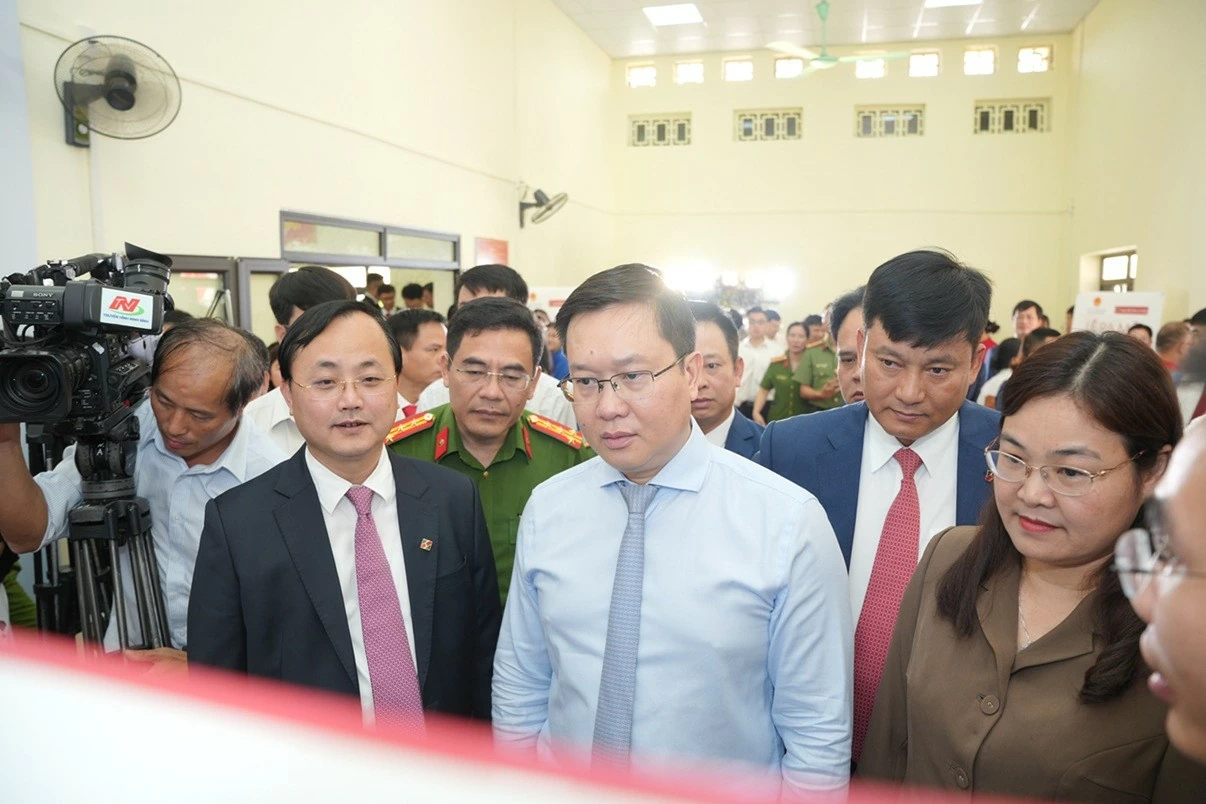 Agribank đồng hành cùng tỉnh Ninh Bình triển khai mô hình Kiosk thông minh: Cú hích chuyển đổi số hành chính công Agribank đồng hành cùng tỉnh Ninh Bình triển khai mô hình Kiosk thông minh: Cú hích chuyển đổi số hành chính công
