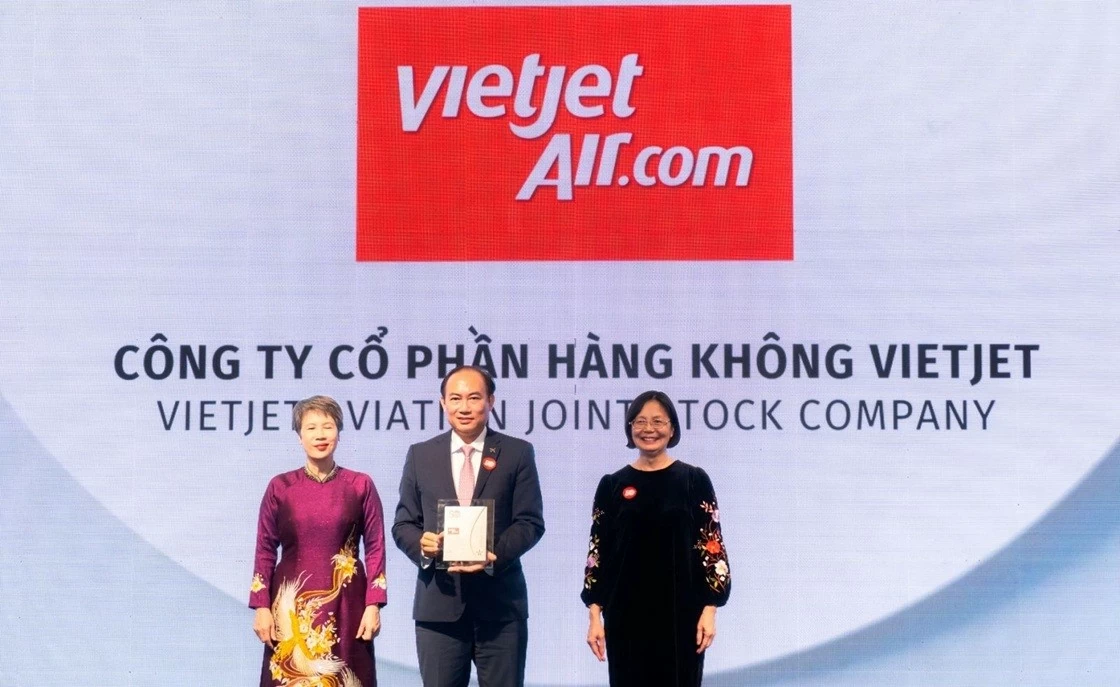 Phó Tổng giám đốc Thường trực Vietjet Tô Việt Thắng (giữa) đại diện hãng nhận giải thưởng Doanh nghiệp phát triển bền vững tiêu biểu.