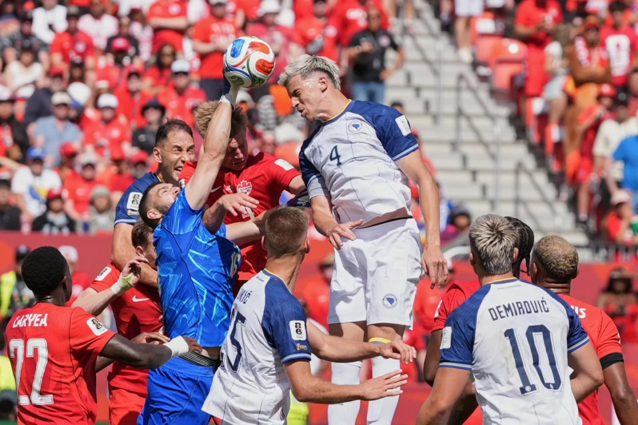 Canada 1-1 Bosnia & Herzegovina: Cyle Larin đi vào lịch sử, Canada giành điểm số đầu tiên tại World Cup sau 40 năm chờ đợi