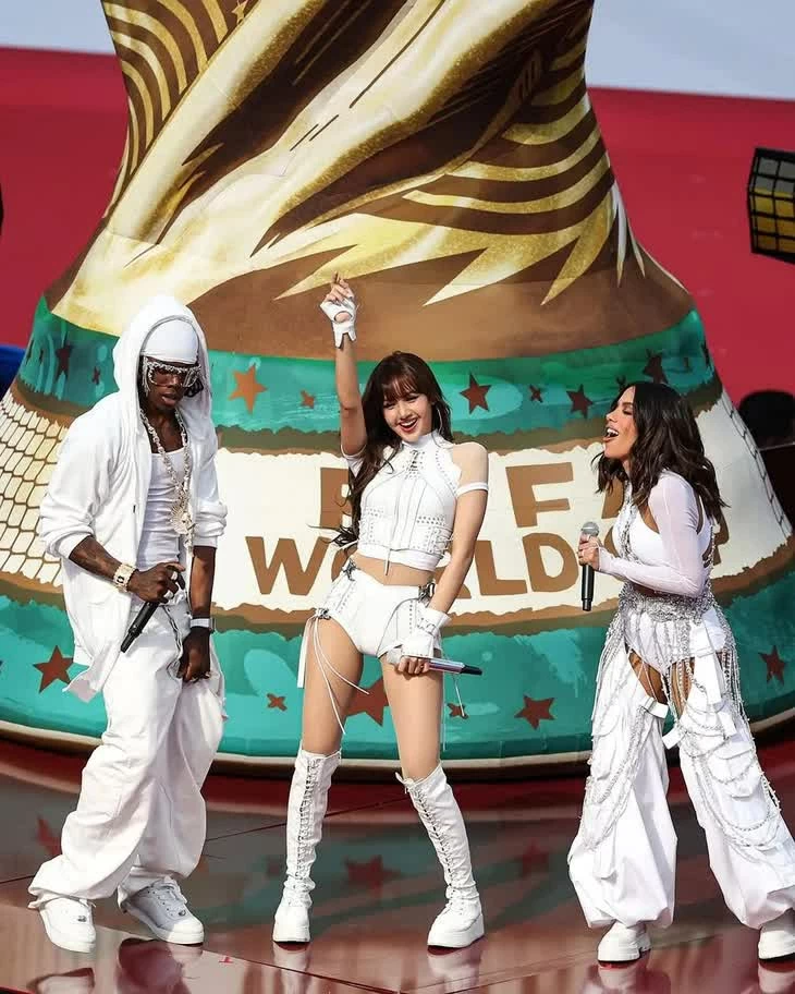 Lisa (Blackpink) làm bùng nổ khai mạc World Cup 2026 với trình diễn ấn tượng Lisa (Blackpink) làm bùng nổ khai mạc World Cup 2026 với trình diễn ấn tượng