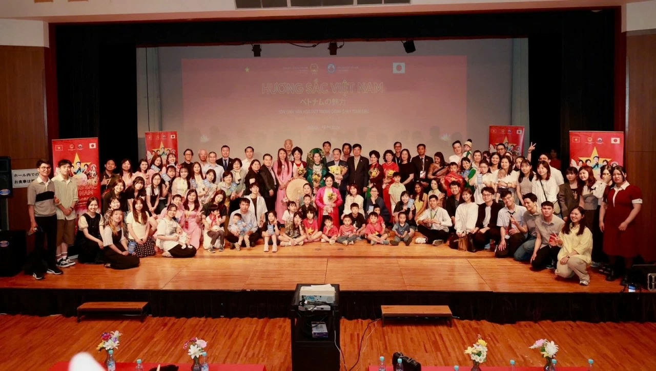 Các đại biểu, nghệ sĩ và cộng đồng người Việt Nam tại Kansai chụp ảnh lưu niệm tại Chương trình “Hương sắc Việt Nam” ở Higashi Osaka, Nhật Bản. Các đại biểu, nghệ sĩ và cộng đồng người Việt Nam tại Kansai chụp ảnh lưu niệm tại Chương trình “Hương sắc Việt Nam” ở Higashi Osaka, Nhật Bản.