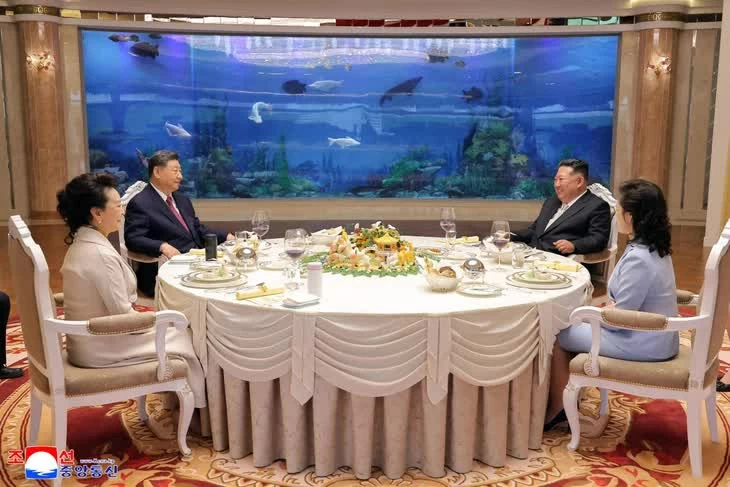 Lãnh đạo Triều Tiên Kim Jong Un và Phu nhân Ri Sol Ju dùng bữa trưa cùng Chủ tịch Trung Quốc Tập Cận Bình và Phu nhân Bành Lệ Viện tại Nhà khách quốc gia Kumsusan ở Bình Nhưỡng ngày 9/6. (Nguồn: KCNA) Lãnh đạo Triều Tiên Kim Jong Un và Phu nhân Ri Sol Ju dùng bữa trưa cùng Chủ tịch Trung Quốc Tập Cận Bình và Phu nhân Bành Lệ Viện tại Nhà khách quốc gia Kumsusan ở Bình Nhưỡng ngày 9/6. (Nguồn: KCNA)