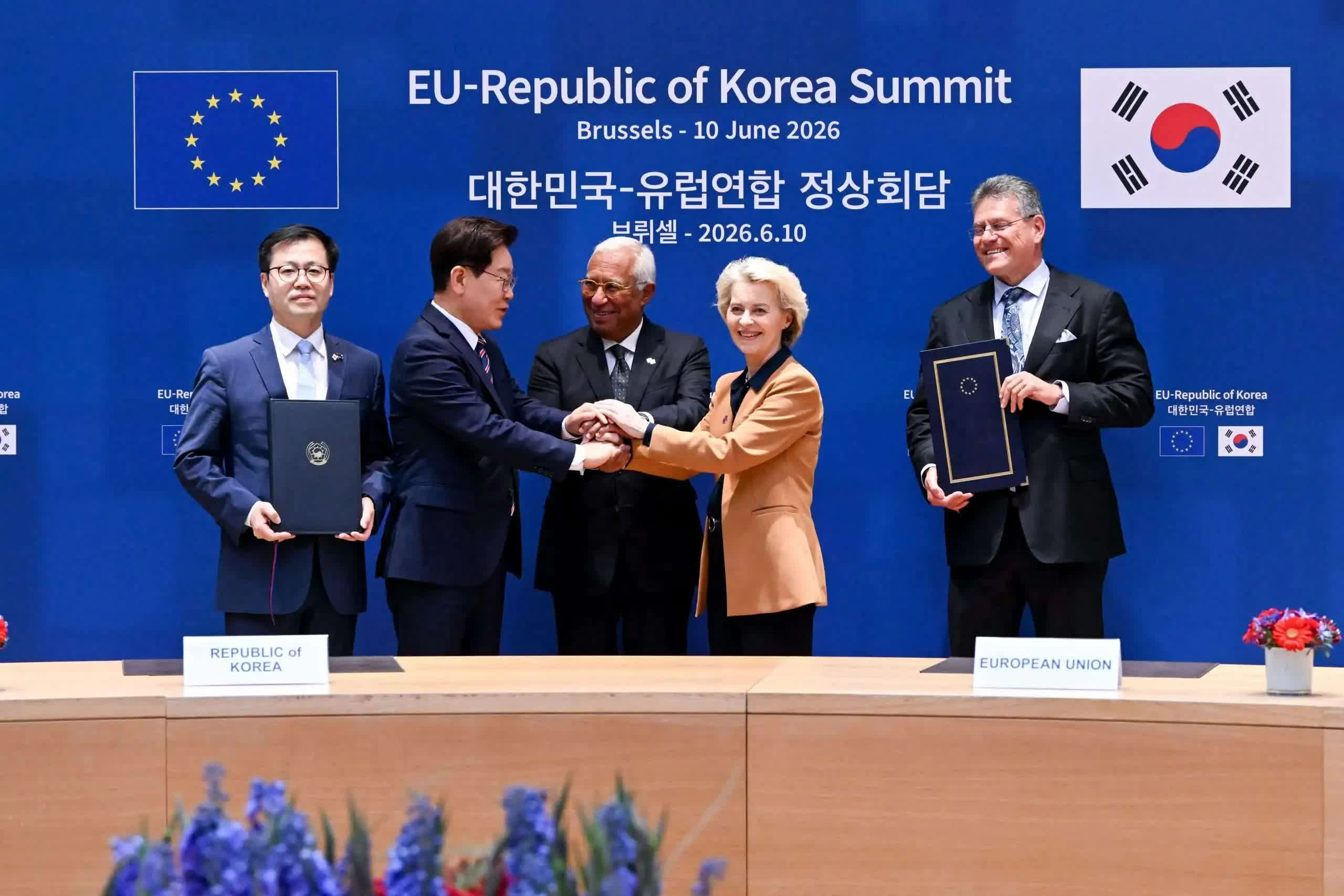 Chủ tịch Hội đồng châu Âu Antonio Costa, Chủ tịch Ủy ban châu Âu Ursula von der Leyen và Tổng thống Hàn Quốc Lee Jae Myung tại Hội nghị thượng đỉnh EU-Hàn Quốc lần thứ 11 ở Brussels, Bỉ, ngày 10/6. (Nguồn: enw) Chủ tịch Hội đồng châu Âu Antonio Costa, Chủ tịch Ủy ban châu Âu Ursula von der Leyen và Tổng thống Hàn Quốc Lee Jae Myung tại Hội nghị thượng đỉnh EU-Hàn Quốc lần thứ 11 ở Brussels, Bỉ, ngày 10/6. (Nguồn: enw)