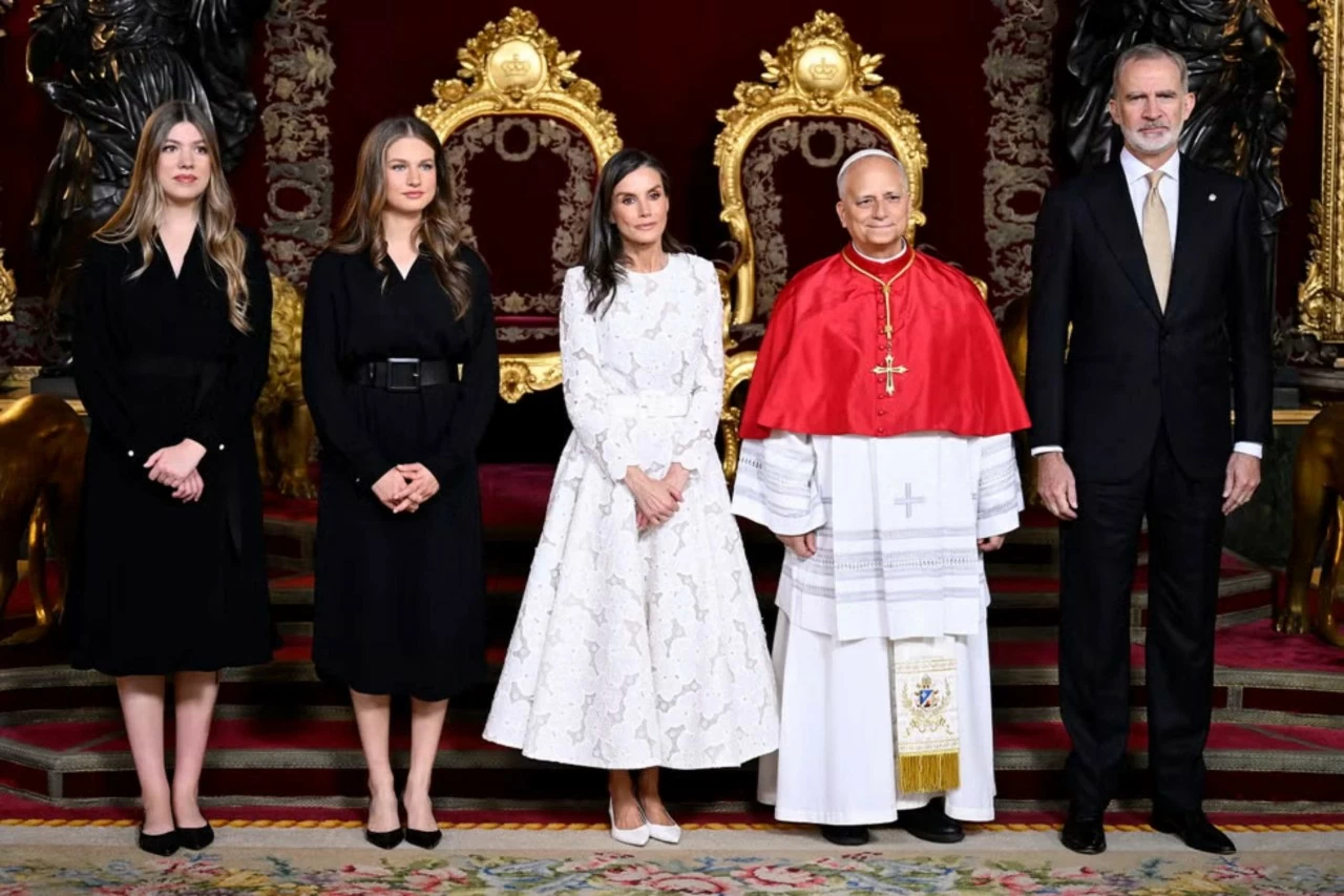Giáo hoàng Leo XIV cùng gia đình Hoàng gia Tây Ban Nha ngày 6/6 trong công du kéo dài 6 ngày tới quốc gia này. (Nguồn: Vatican) Giáo hoàng Leo XIV cùng gia đình Hoàng gia Tây Ban Nha ngày 6/6 trong công du kéo dài 6 ngày tới quốc gia này. (Nguồn: Vatican)