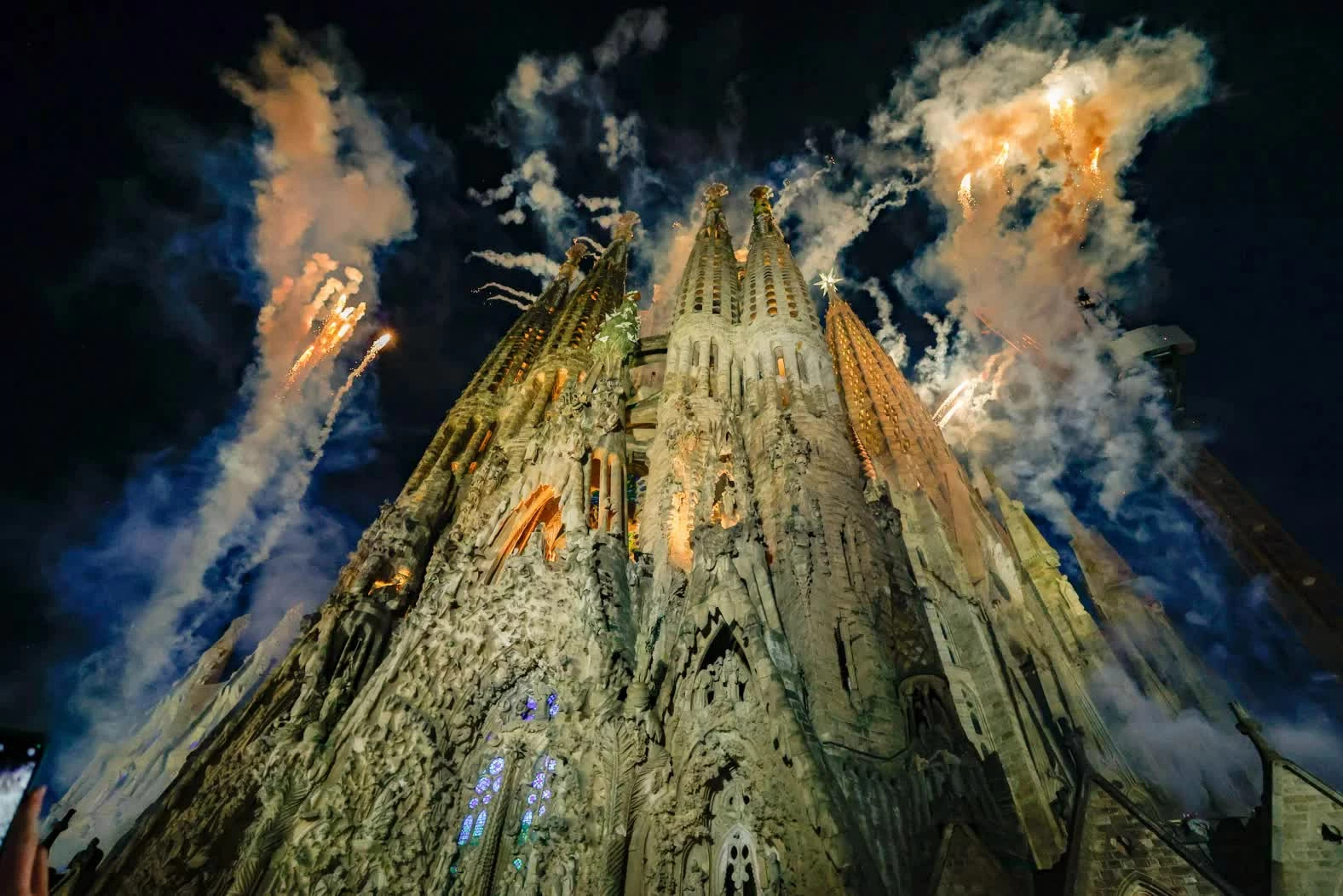Pháo hoa thắp sáng bầu trời phía trên Sagrada Família ở Barcelona sau khi Pope Leo XIV làm phép cho Tháp Chúa Giêsu vào thứ Tư, 10/6. Việc hoàn thành tòa tháp này đã đưa Sagrada Família trở thành nhà thờ cao nhất thế giới. (Nguồn: Europa Press) Pháo hoa thắp sáng bầu trời phía trên Sagrada Família ở Barcelona sau khi Pope Leo XIV làm phép cho Tháp Chúa Giêsu vào thứ Tư, 10/6. Việc hoàn thành tòa tháp này đã đưa Sagrada Família trở thành nhà thờ cao nhất thế giới. (Nguồn: Europa Press)
