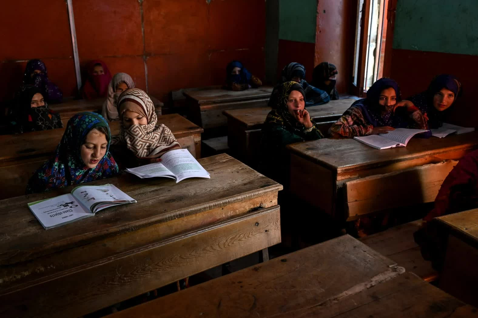 Các bé gái tham gia một lớp học tại trường tiểu học ở làng Eshtiwi, Afghanistan, vào thứ Hai, 8/6. (Nguồn: Getty Images) Các bé gái tham gia một lớp học tại trường tiểu học ở làng Eshtiwi, Afghanistan, vào thứ Hai, 8/6. (Nguồn: Getty Images)