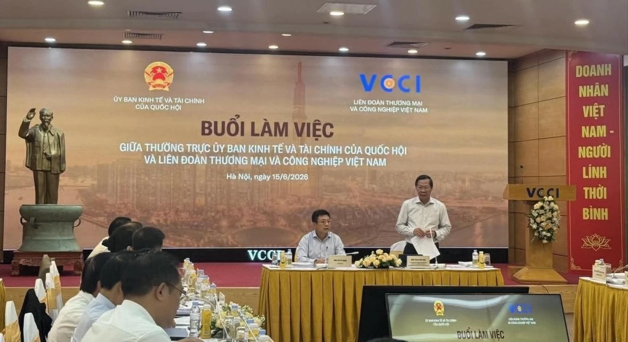 Buổi làm việc giữa Thường trực Ủy ban Kinh tế và Tài chính của Quốc hội và VCCI. (Nguồn: HANOISME) Buổi làm việc giữa Thường trực Ủy ban Kinh tế và Tài chính của Quốc hội và VCCI. (Nguồn: HANOISME)