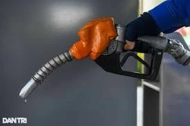 Giá dầu diesel tăng gần 300% – cú sốc từ Trung Đông đang đè nặng lên chi phí sản xuất. (Nguồn: Dân Trí) Giá dầu diesel tăng gần 300% – cú sốc từ Trung Đông đang đè nặng lên chi phí sản xuất. (Nguồn: Dân Trí)