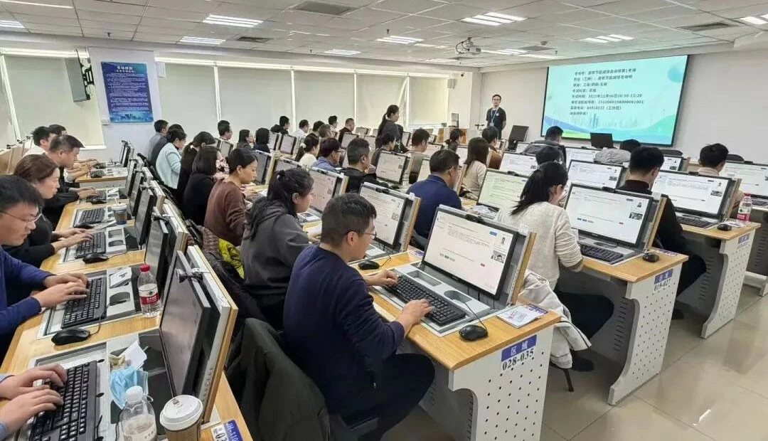 Sinh viên tham gia khóa huấn luyện chuyên sâu về AI tại Trường Giáo dục Nghề nghiệp Tương lai AI Bắc Kinh. Nguồn: Tài khoản WeChat chính thức của trường.
