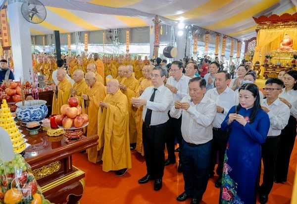 Trang nghiêm tưởng niệm, cầu siêu anh hùng liệt sĩ tại Công viên Lê Thị Riêng
