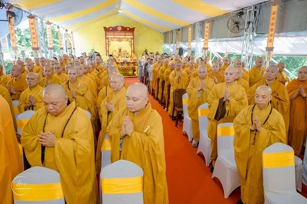 Trang nghiêm tưởng niệm, cầu siêu anh hùng liệt sĩ tại Công viên Lê Thị Riêng