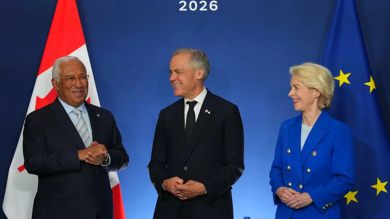 Thủ tướng Canada Mark Carney hội đàm với Chủ tịch EC Ursula von der Leyen và Chủ tịch Hội đồng châu Âu António Costa bên lề Hội nghị Thượng đỉnh G7 tại Évian-les-Bains, Pháp, ngày 15/6. Tại đây, ông Carney công bố doanh nghiệp Canada đầu tiên giành được hợp đồng quốc phòng theo cơ chế SAFE của EU. (Nguồn: CBC)