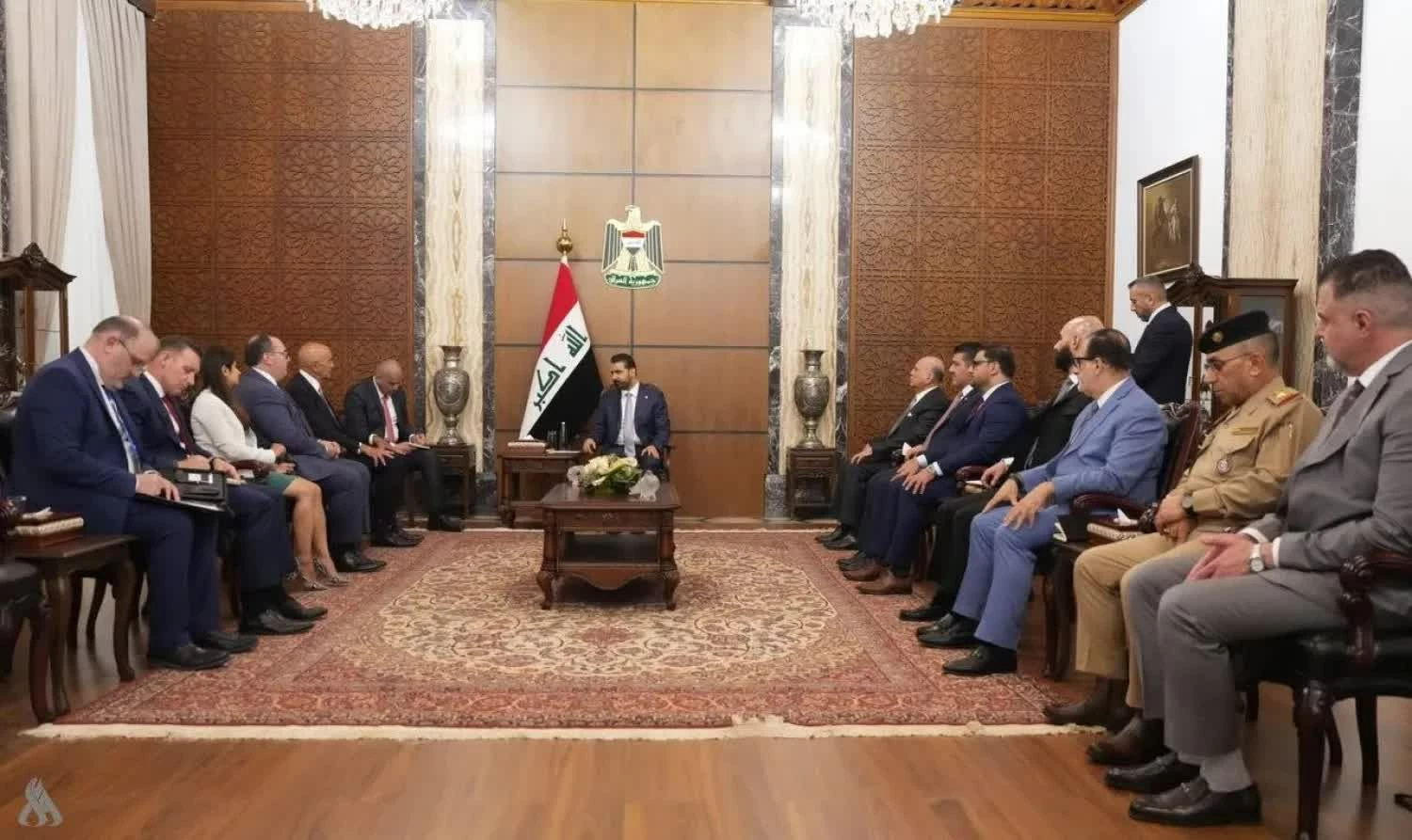 Đặc phái viên Mỹ về Iraq và Syria Tom Barrack gặp Thủ tướng Iraq Ali Al-Zaidi tại Baghdad, thảo luận kế hoạch đưa toàn bộ vũ khí về dưới sự kiểm soát của nhà nước, đồng thời thúc đẩy hợp tác kinh tế, năng lượng giữa hai nước. (Nguồn: Asharq Al-Awsat)