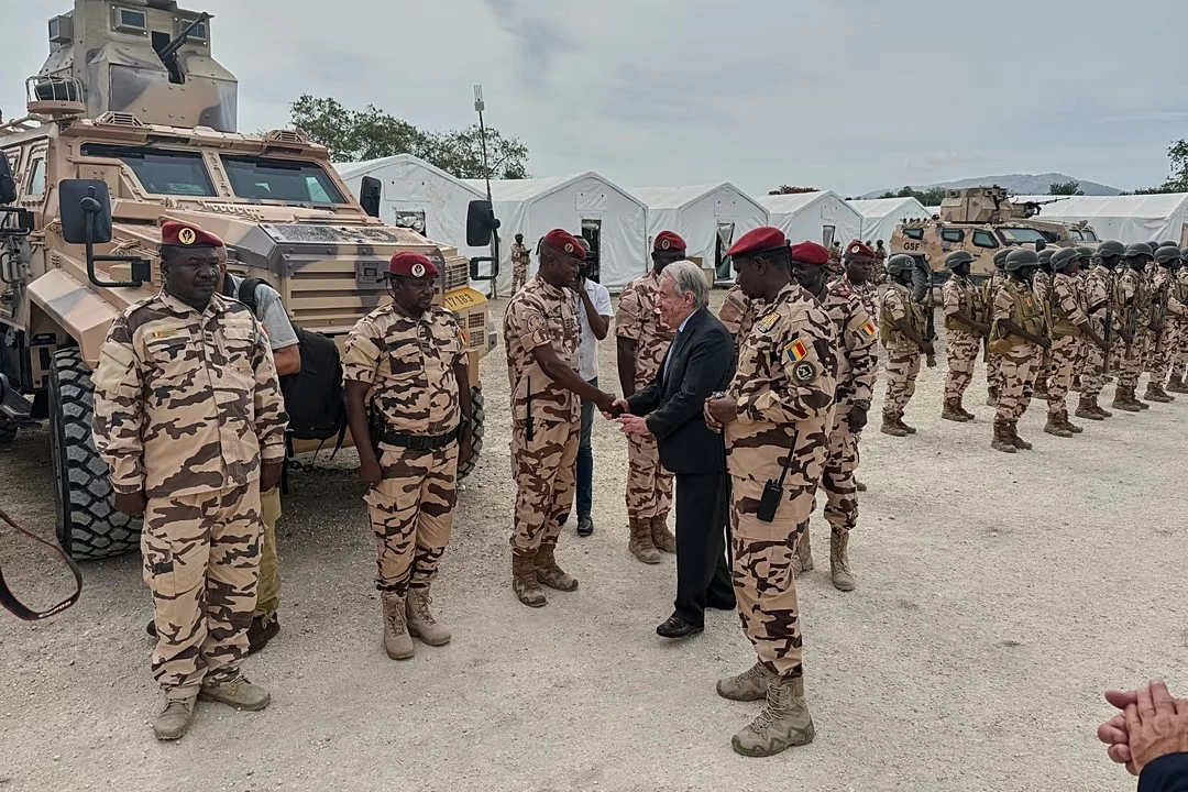 Tổng Thư ký Liên hợp quốc António Guterres chào các binh sĩ Chad tại một căn cứ ở Port-au-Prince trong chuyến thăm Haiti ngày 16/6, giữa lúc cộng đồng quốc tế tăng cường hỗ trợ nước này ứng phó với khủng hoảng an ninh do bạo lực băng nhóm leo thang. (Nguồn: Euronews)