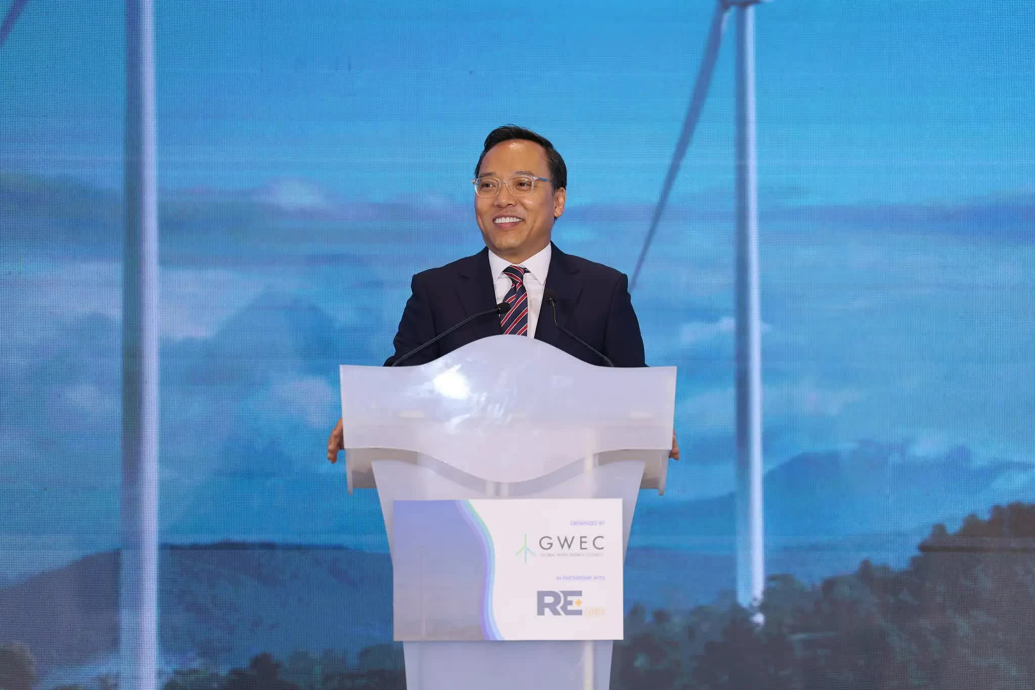 Thứ trưởng Bộ Công Thương Nguyễn Hoàng Long nhấn mạnh cam kết tăng cường hợp tác năng lượng sạch giữa Việt Nam và Vương quốc Anh (Nguồn: Đại sứ quán Vương quốc Anh tại Việt Nam) Thứ trưởng Bộ Công Thương Nguyễn Hoàng Long nhấn mạnh cam kết tăng cường hợp tác năng lượng sạch giữa Việt Nam và Vương quốc Anh (Nguồn: Đại sứ quán Vương quốc Anh tại Việt Nam)