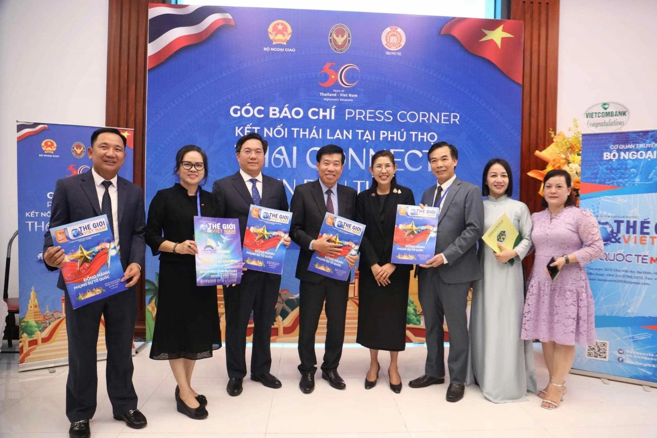 Thứ trưởng Ngoại giao Nguyễn Mạnh Cường, Đại sứ Thái Lan tại Việt Nam Urawadee Sriphiromya, Chủ tịch UBND tỉnh Phú Thọ Trần Duy Đông cùng các đại biểu tại góc báo chí của Báo TG&VN. (Ảnh: Thành Long) Thứ trưởng Ngoại giao Nguyễn Mạnh Cường, Đại sứ Thái Lan tại Việt Nam Urawadee Sriphiromya, Chủ tịch UBND tỉnh Phú Thọ Trần Duy Đông cùng các đại biểu tại góc báo chí của Báo TG&VN. (Ảnh: Thành Long)