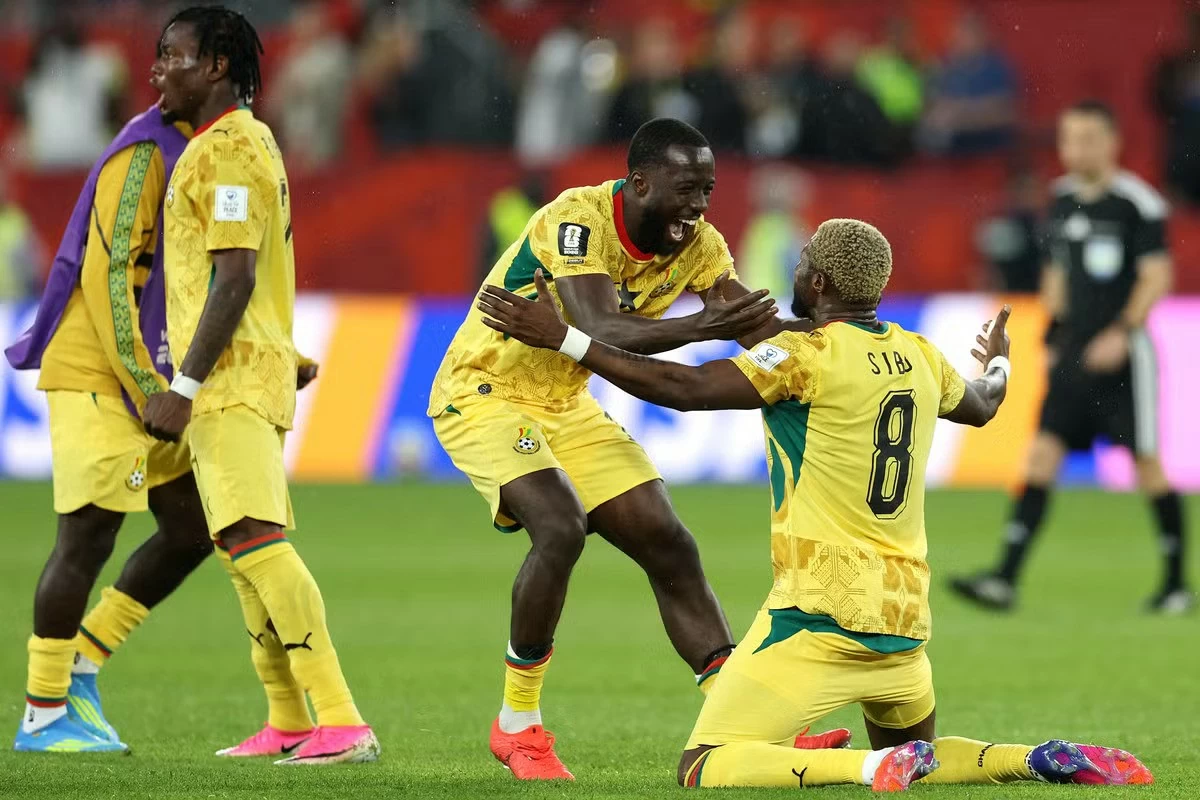 Ghana giành trọn 3 điểm trong ngày ra quân sau bàn thắng muộn ở phút 95, qua đó tạo lợi thế quan trọng tại bảng L. Ghana giành trọn 3 điểm trong ngày ra quân sau bàn thắng muộn ở phút 95, qua đó tạo lợi thế quan trọng tại bảng L.