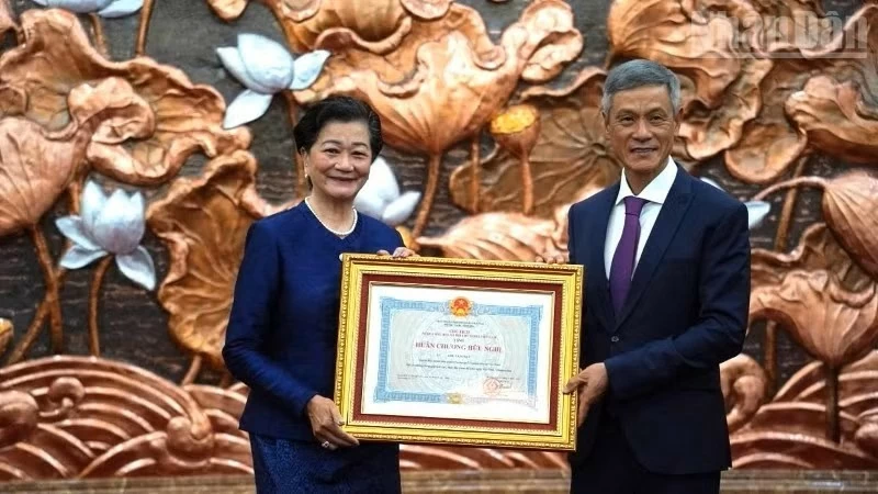 Lễ trao tặng Huân chương Hữu nghị cho bà Chea Kimtha, nguyên Đại sứ Campuchia tại Việt Nam Lễ trao tặng Huân chương Hữu nghị cho bà Chea Kimtha, nguyên Đại sứ Campuchia tại Việt Nam