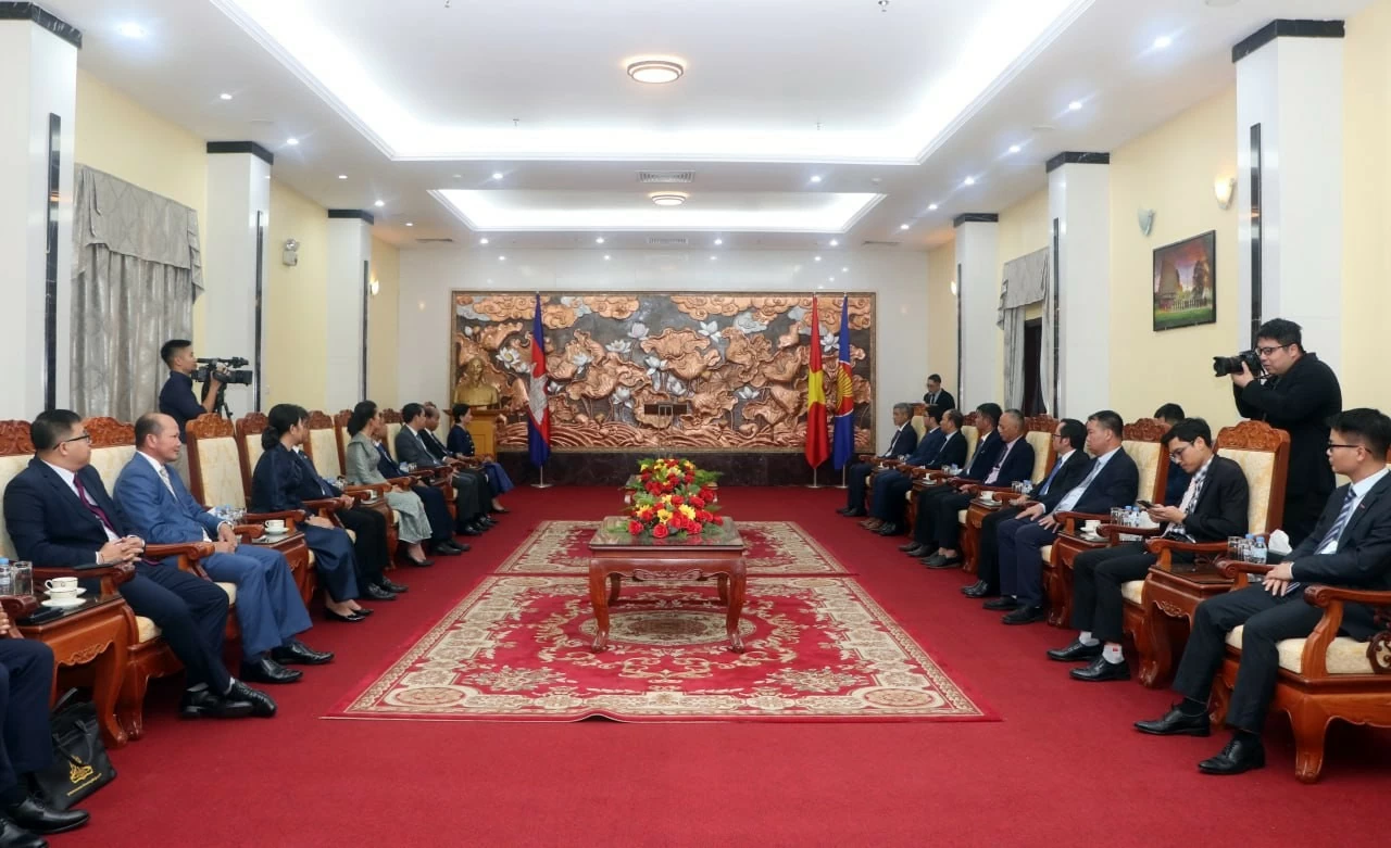 Lễ trao tặng Huân chương Hữu nghị cho bà Chea Kimtha, nguyên Đại sứ Campuchia tại Việt Nam Lễ trao tặng Huân chương Hữu nghị cho bà Chea Kimtha, nguyên Đại sứ Campuchia tại Việt Nam