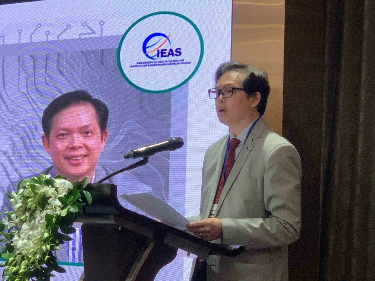 PGS. TS. Nguyễn Chiến Thắng nhấn mạnh giá trị tham khảo từ kinh nghiệm chuyển đổi kinh tế của Ba Lan đối với Việt Nam. (Ảnh: Đoàn Ngân)