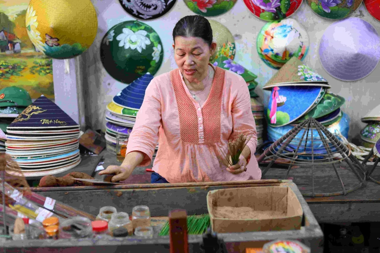 Đôi bàn tay thắp lửa truyền đời: Giữ nghề hay giữ ký ức? Đôi bàn tay thắp lửa truyền đời: Giữ nghề hay giữ ký ức?