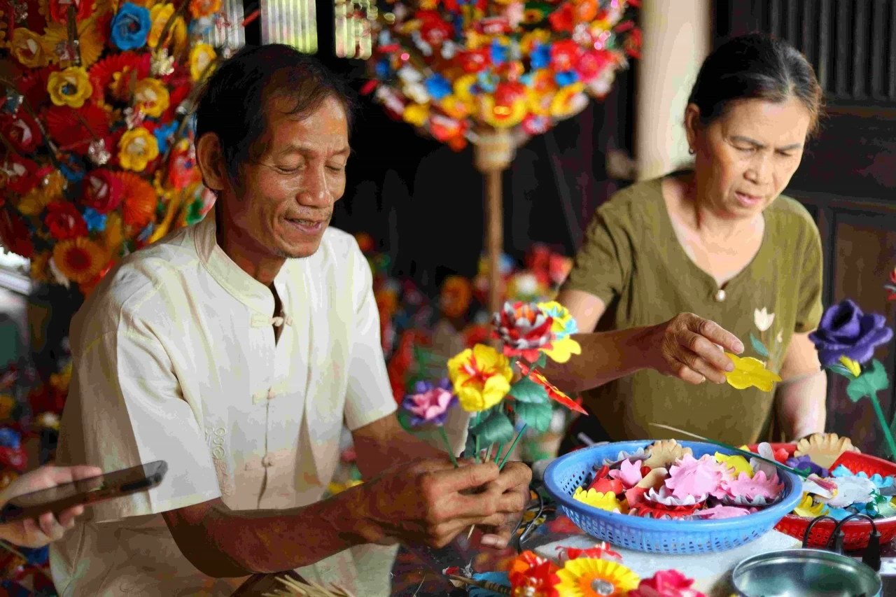 Đôi bàn tay thắp lửa truyền đời: Giữ nghề hay giữ ký ức? Đôi bàn tay thắp lửa truyền đời: Giữ nghề hay giữ ký ức?