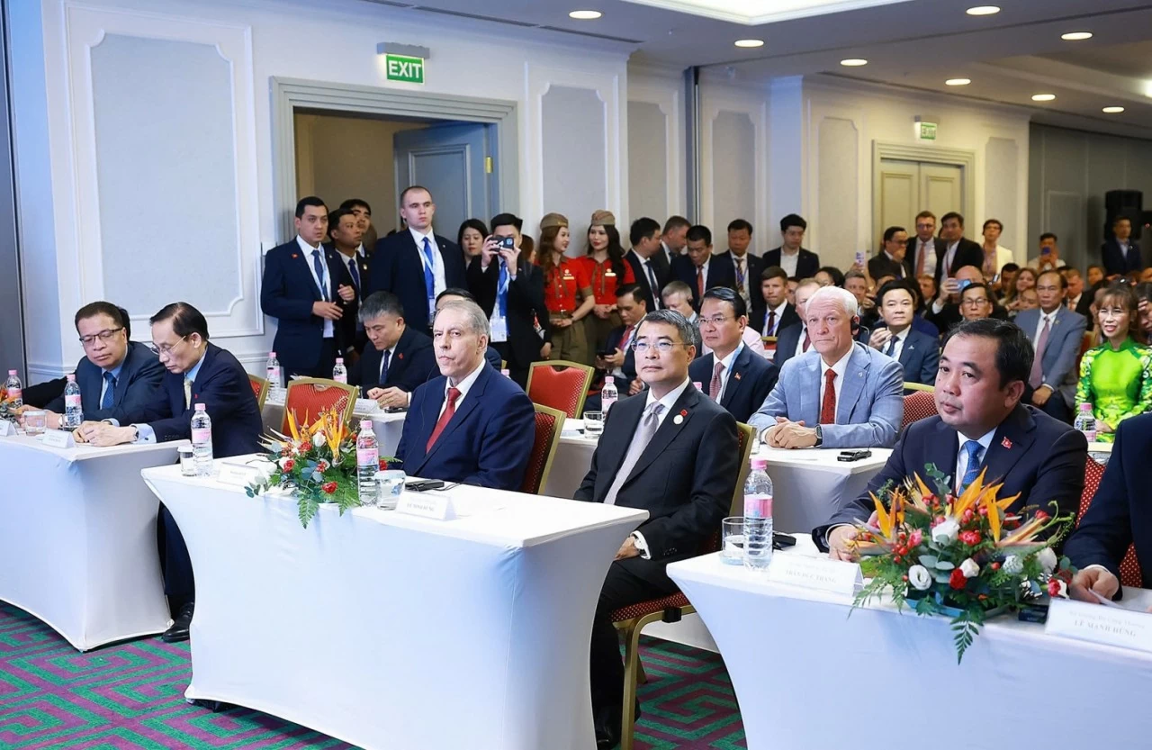 Petrovietnam bắt tay các tập đoàn năng lượng hàng đầu Nga trước sự chứng kiến của Thủ tướng Lê Minh Hưng