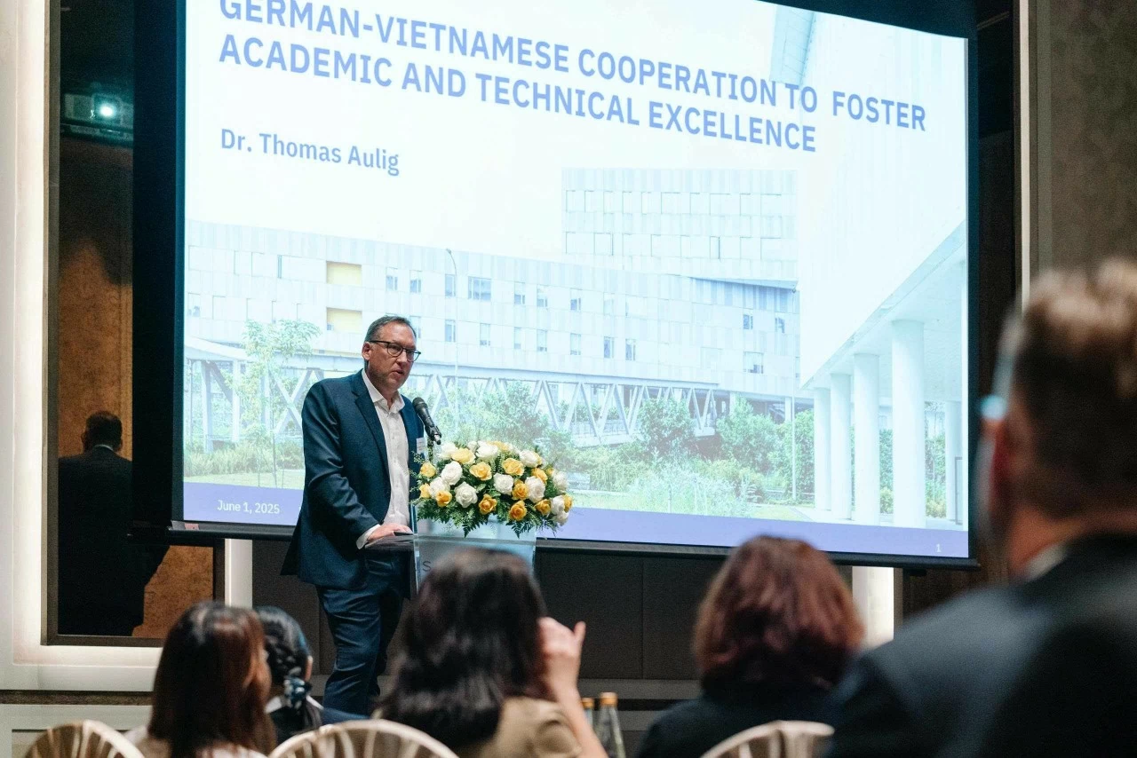 TS Thomas Aulig nhấn mạnh, doanh nghiệp cần tham gia từ sớm vào quá trình đào tạo để thu hẹp khoảng cách giữa giáo dục và nhu cầu thực tiễn của thị trường lao động. TS Thomas Aulig nhấn mạnh, doanh nghiệp cần tham gia từ sớm vào quá trình đào tạo để thu hẹp khoảng cách giữa giáo dục và nhu cầu thực tiễn của thị trường lao động.