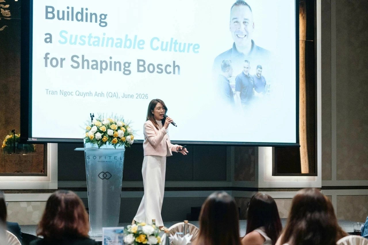 Theo bà Quỳnh Anh, giữ chân nhân tài không bắt đầu từ lúc tuyển dụng mà là quá trình đầu tư dài hạn vào đào tạo, phát triển năng lực và xây dựng đội ngũ quản lý hiệu quả. Theo bà Quỳnh Anh, giữ chân nhân tài không bắt đầu từ lúc tuyển dụng mà là quá trình đầu tư dài hạn vào đào tạo, phát triển năng lực và xây dựng đội ngũ quản lý hiệu quả.