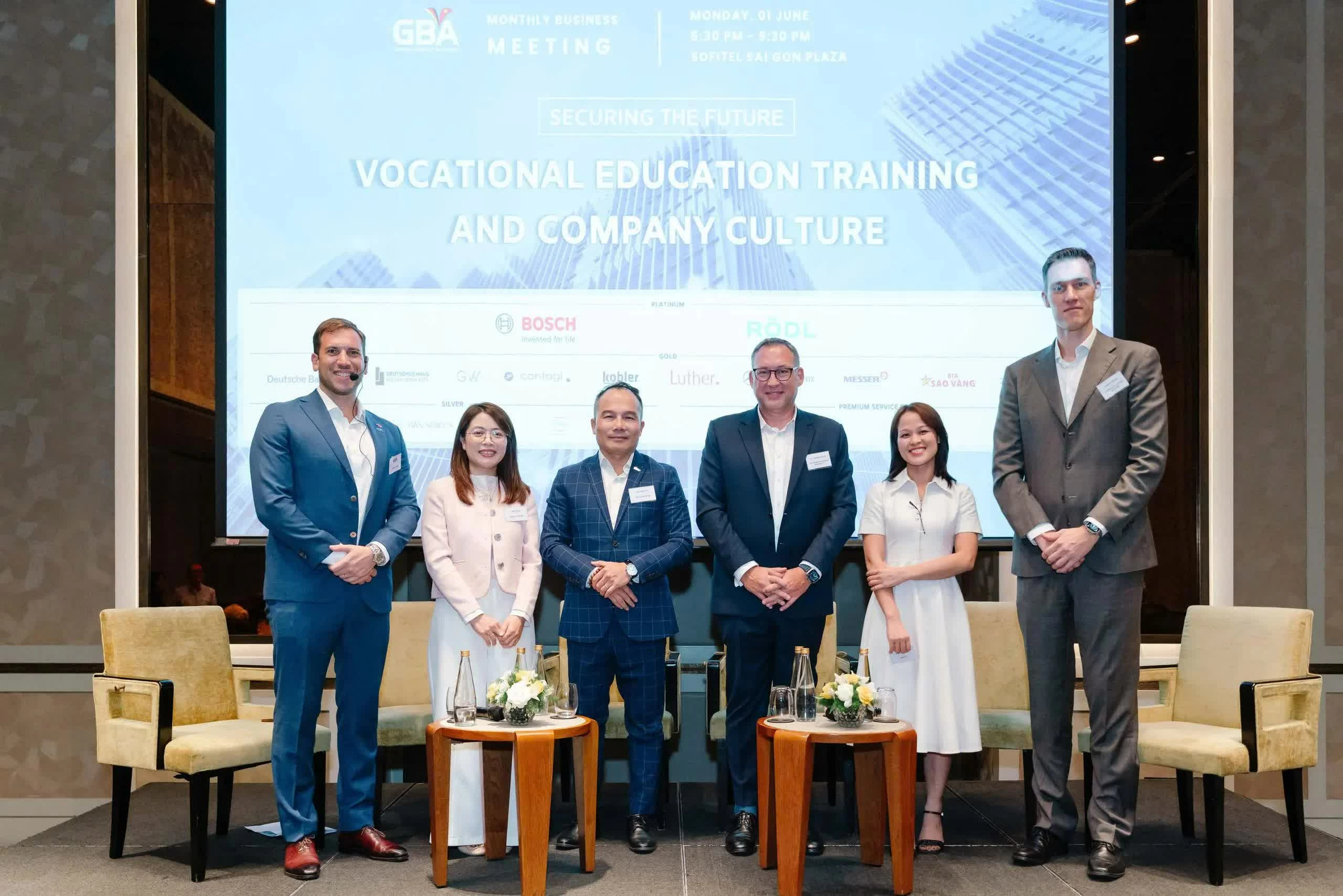 Các diễn giả chụp ảnh chung trong Phiên họp doanh nghiệp hàng tháng 2026 của GBA. Các diễn giả chụp ảnh chung trong Phiên họp doanh nghiệp hàng tháng 2026 của GBA.