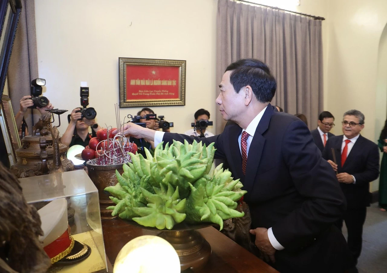Đại tướng Phan Văn Giang, Ủy viên Bộ Chính trị, Phó Thủ tướng Chính phủ, Bộ trưởng Bộ Quốc phòng cùng các địa biểu thắp hương tưởng nhớ cố Đại tướng Võ Nguyên Giáp. (Ảnh: Thành Long)