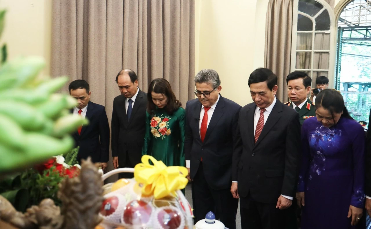 Đại tướng Phan Văn Giang, Ủy viên Bộ Chính trị, Phó Thủ tướng Chính phủ, Bộ trưởng Bộ Quốc phòng cùng các địa biểu thắp hương tưởng nhớ cố Đại tướng Võ Nguyên Giáp. (Ảnh: Thành Long)