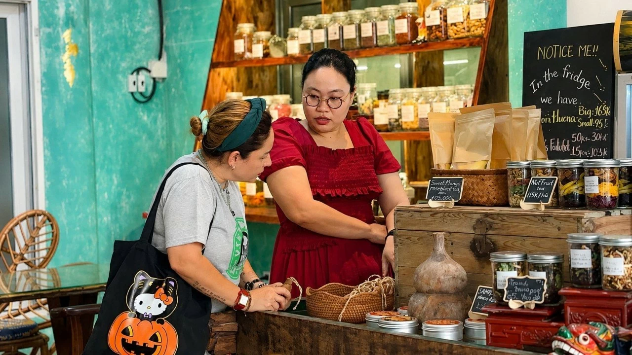Chị Thư (bên phải) giới thiệu về sản phẩm cho khách hàng. (Ảnh: Nhi Vũ) Chị Thư (bên phải) giới thiệu về sản phẩm cho khách hàng. (Ảnh: Nhi Vũ)