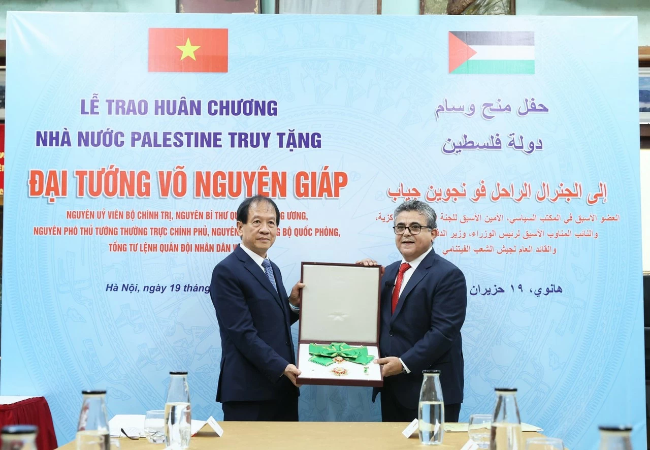 Đại sứ Saadi Salama đã công bố quyết định và trao Huân chương Đại Huân đai của Nhà nước Palestine truy tặng Đại tướng Võ Nguyên Giáp. (Ảnh: Thành Long)