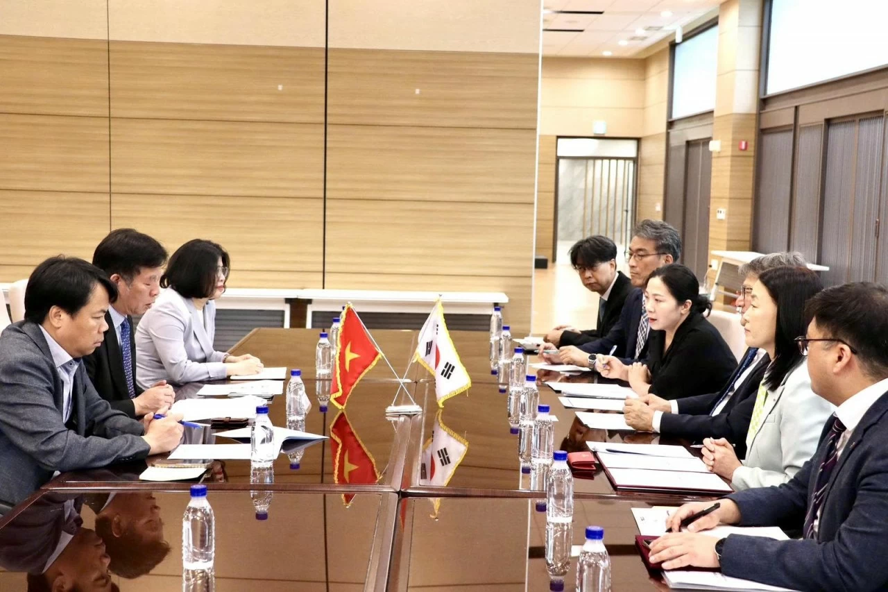 Đại diện HRD Korea chia sẻ thông tin về các trường hợp lao động Việt Nam chưa nhận bảo hiểm, đồng thời cam kết phối hợp chặt chẽ để đẩy nhanh quá trình hoàn trả quyền lợi.