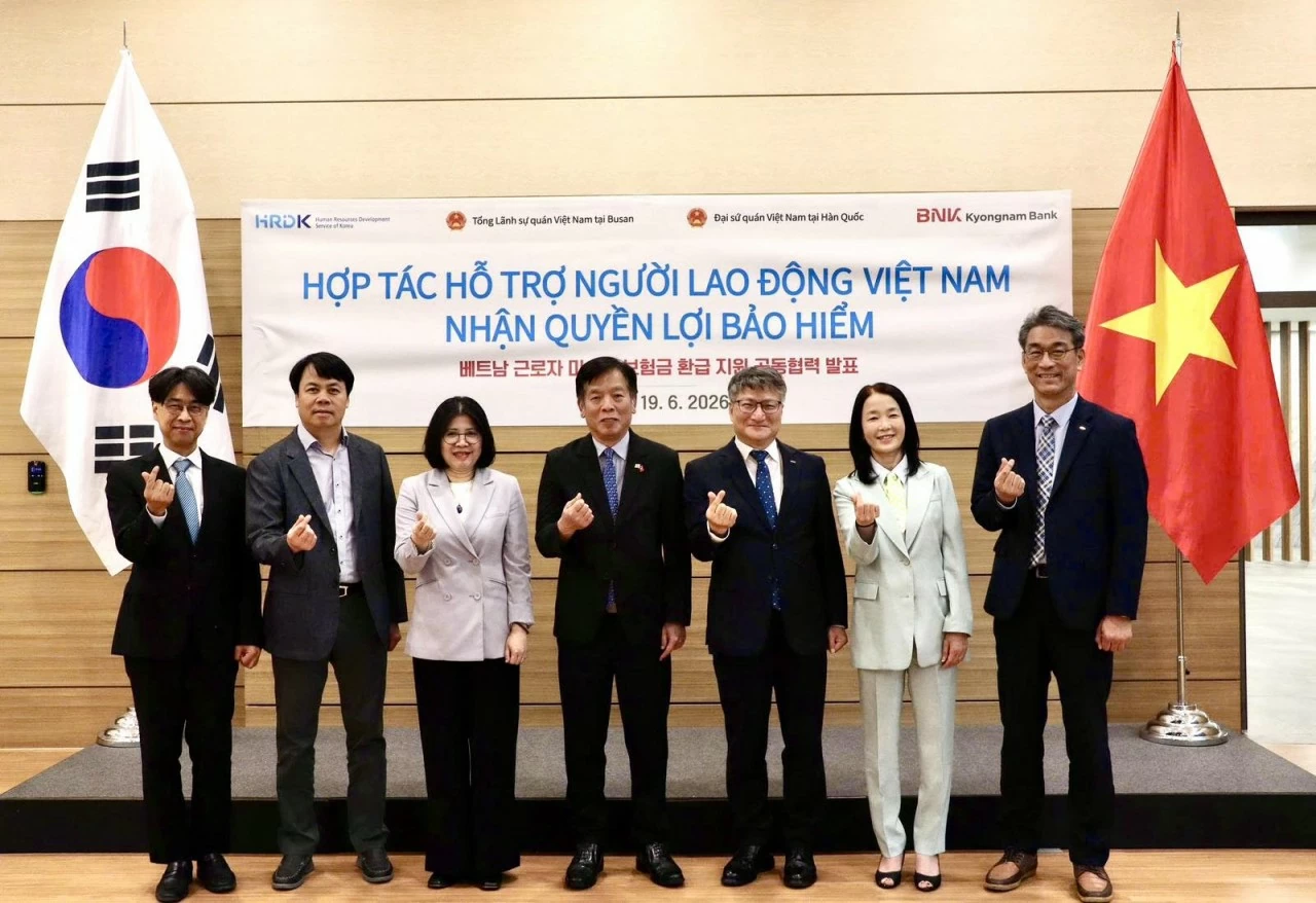 Các đại biểu tham dự lễ công bố thiết lập kênh hợp tác trao đổi thông tin nhằm hỗ trợ hoàn trả các khoản bảo hiểm chưa nhận cho người lao động Việt Nam tại Seoul ngày 19/6.